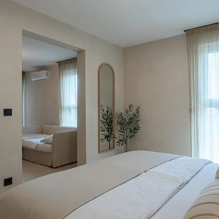Lo͝or Luxury Retreat