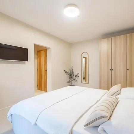 Lo͝or Luxury Retreat